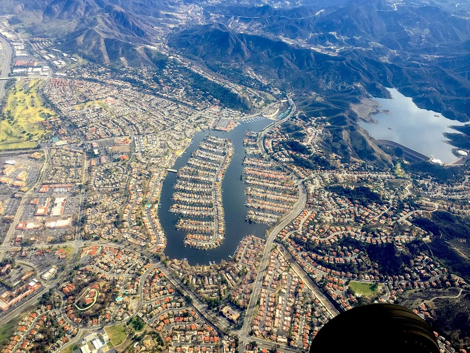Aerial-of-Westlake-Lake-in-Westlake-Village