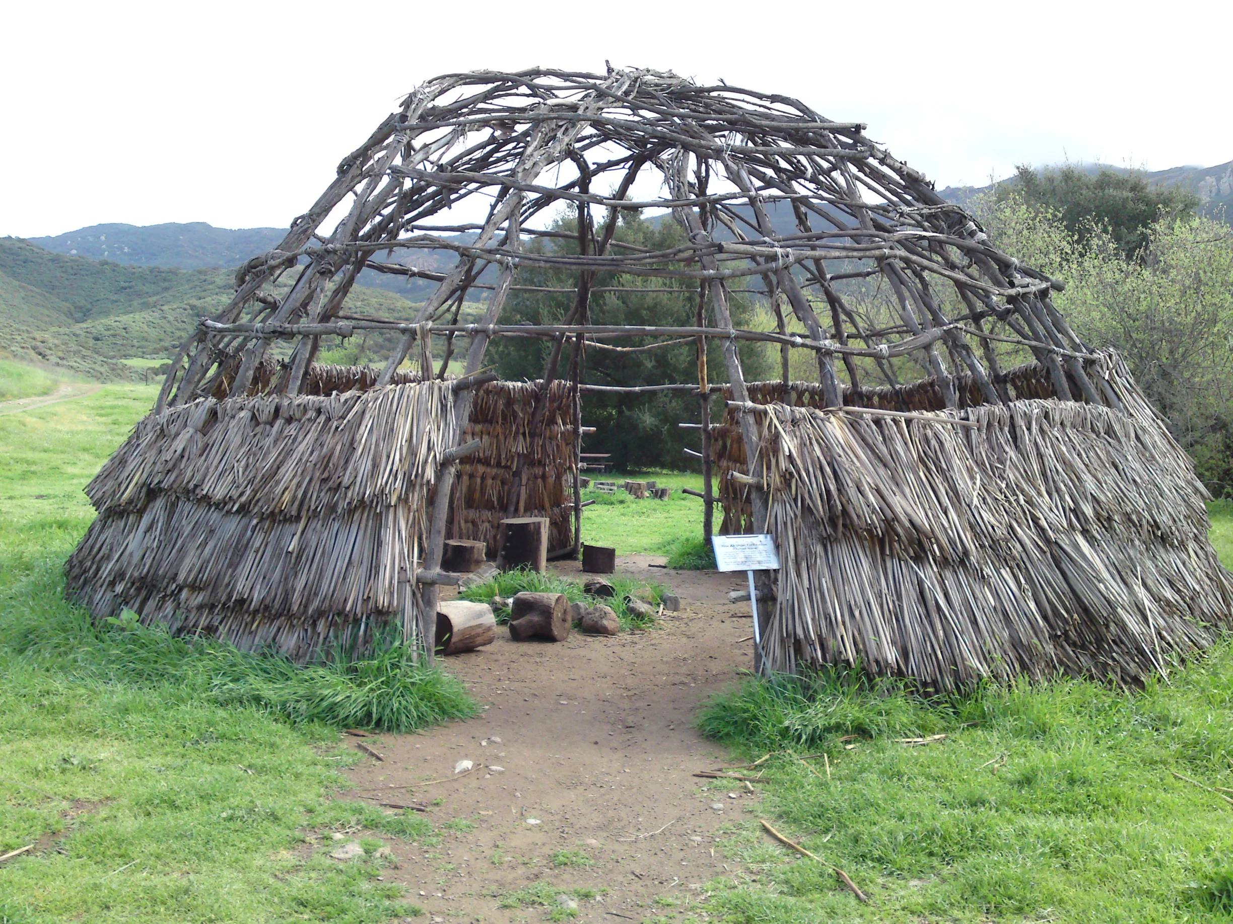 Reconstructed_Chumash_house_04912